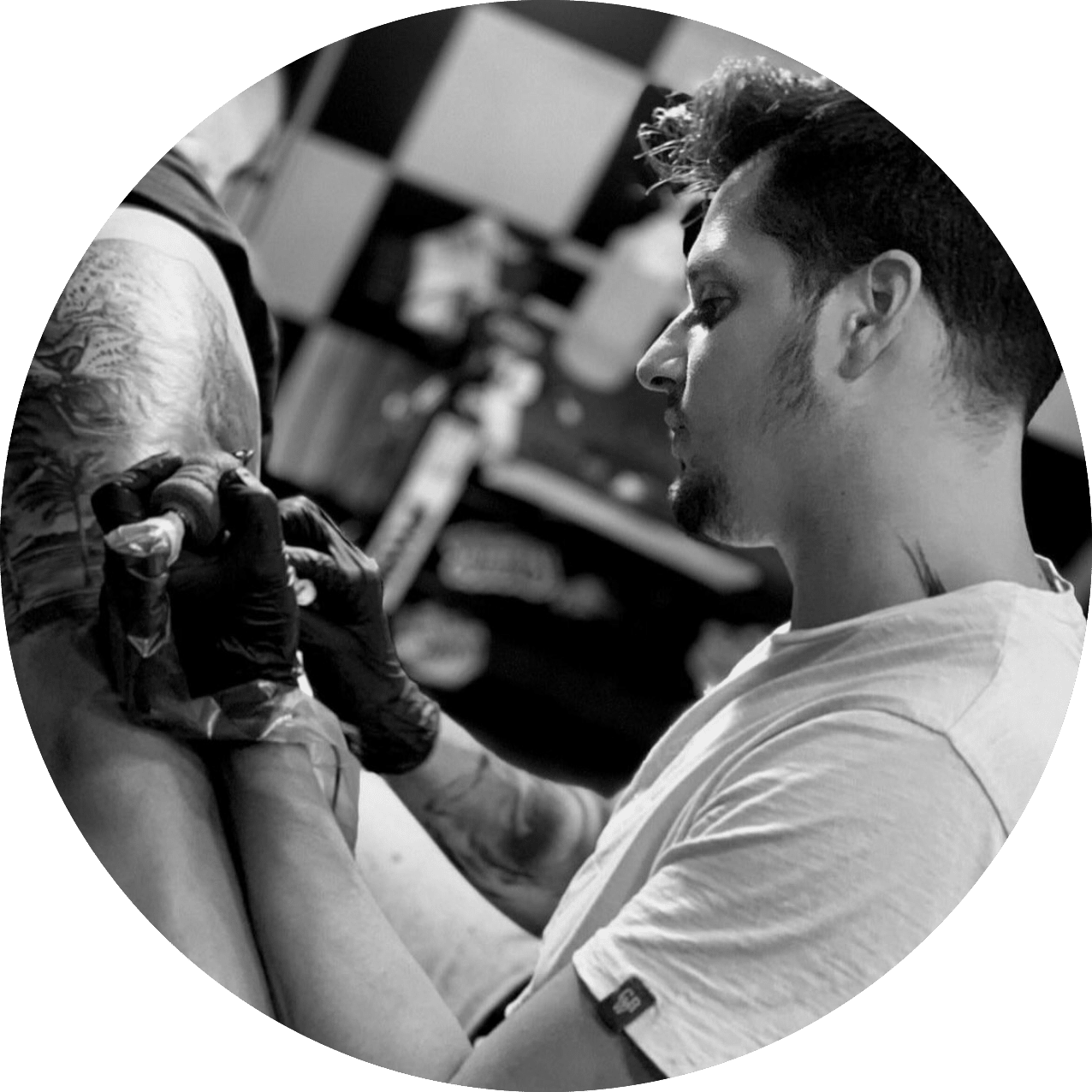 Tattoo Kuenstler Chris beim Taetowieren.