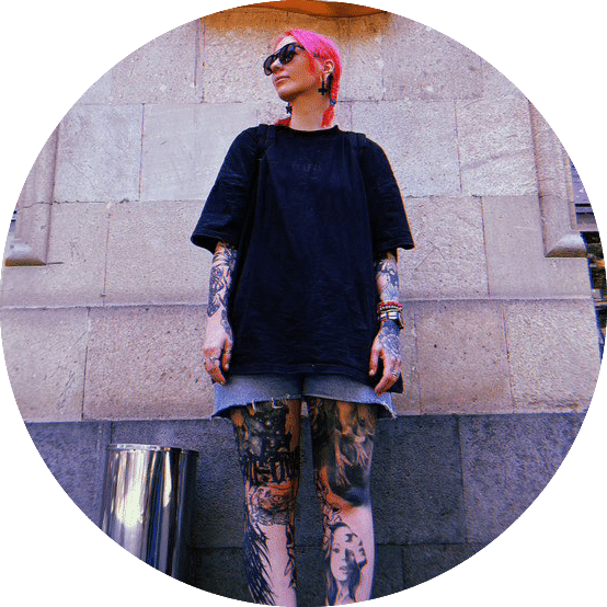 Portraet von Tattoo Kuenstlerin Yula.